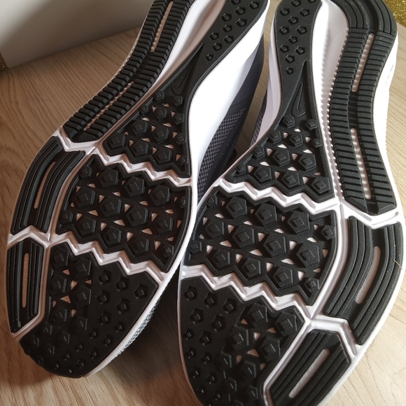 NWT Nike Women's size 12 Running Shoes in Sparkling Silver! - Picture 6 of 15